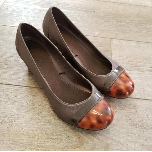 🆕Crocs | Brown Tortoise Cap Toe Slip On Wedge Heels Size 7 Womens Comfort Shoes - Picture 3 of 12